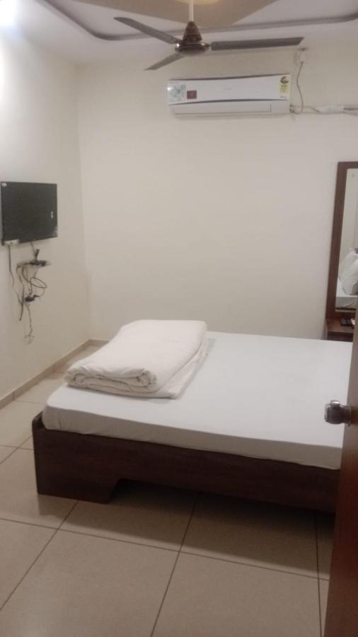 Hotel Shreeji'S Gandhinagar Exterior photo